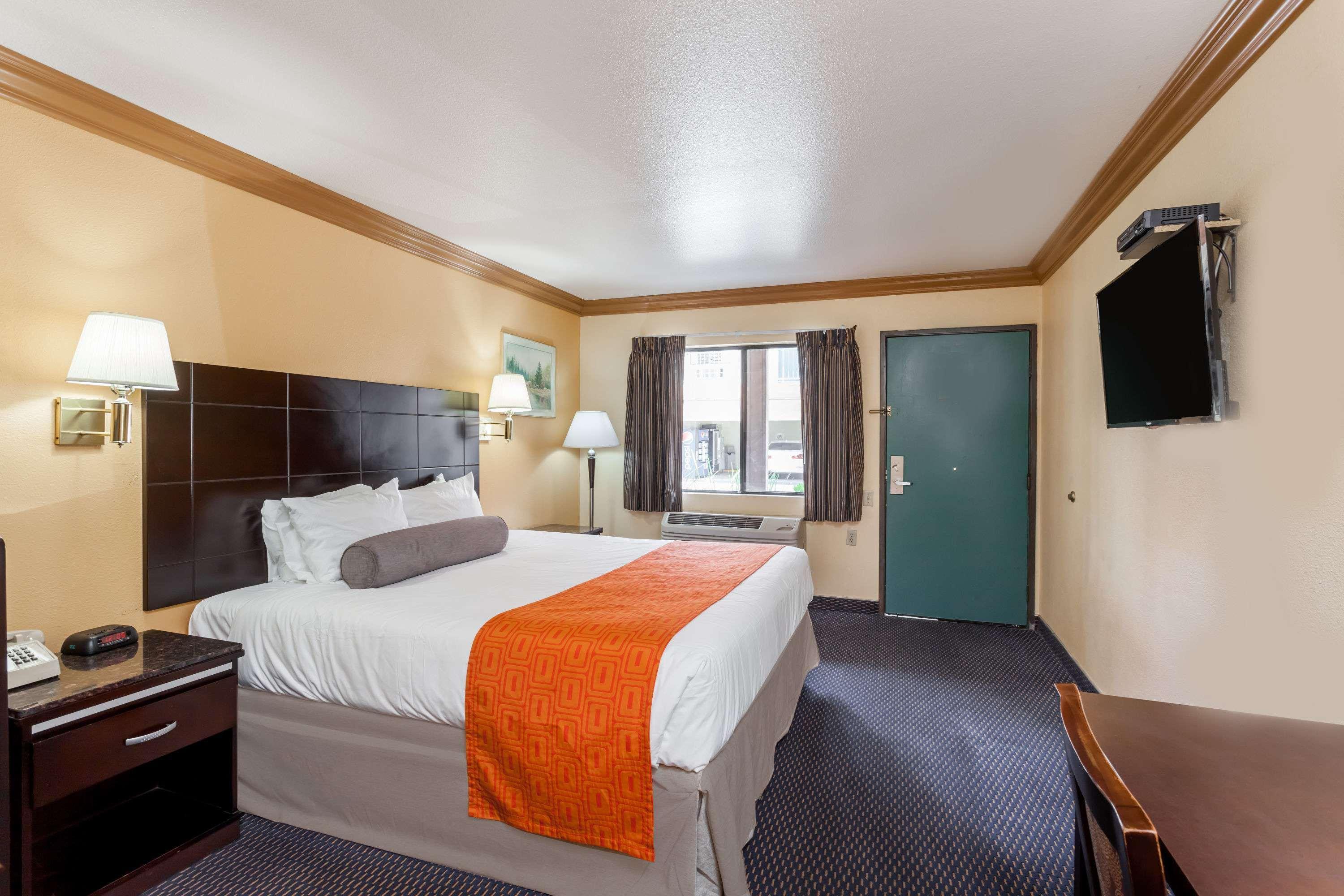 Howard Johnson By Wyndham Norco Exterior photo