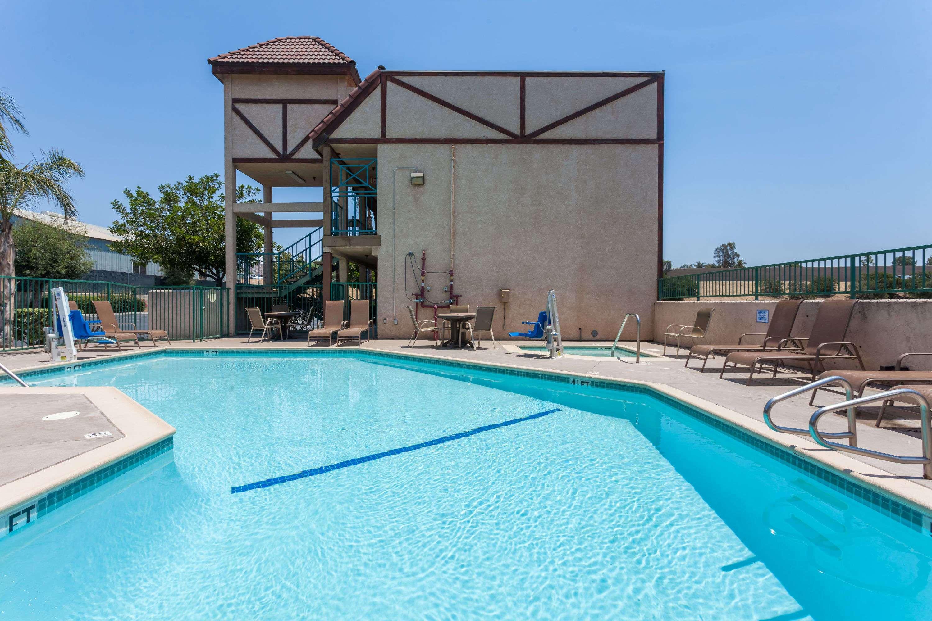Howard Johnson By Wyndham Norco Exterior photo