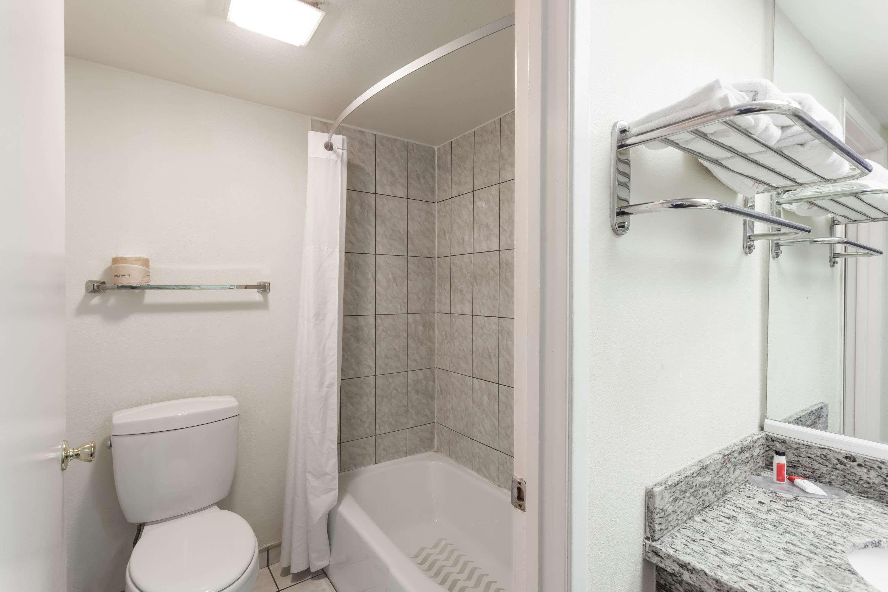 Howard Johnson By Wyndham Norco Exterior photo