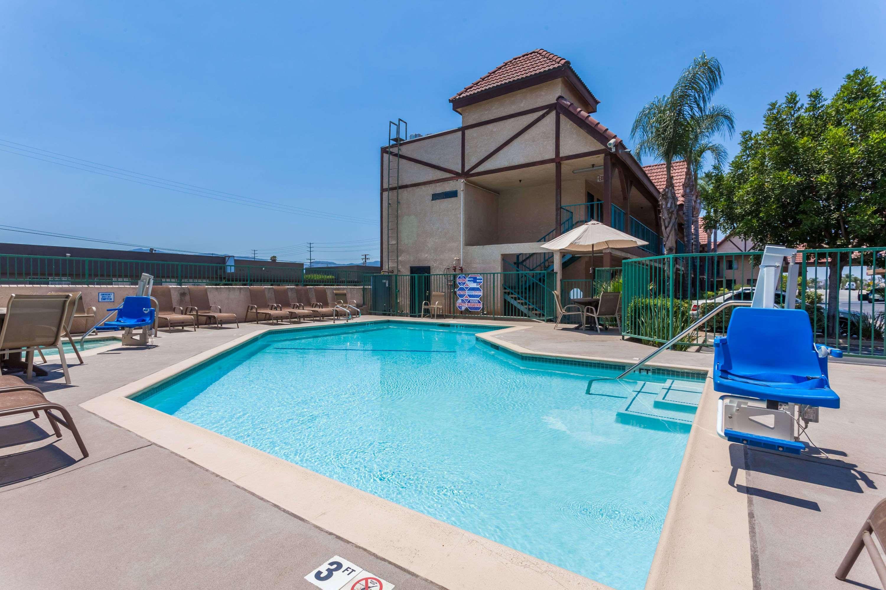 Howard Johnson By Wyndham Norco Exterior photo