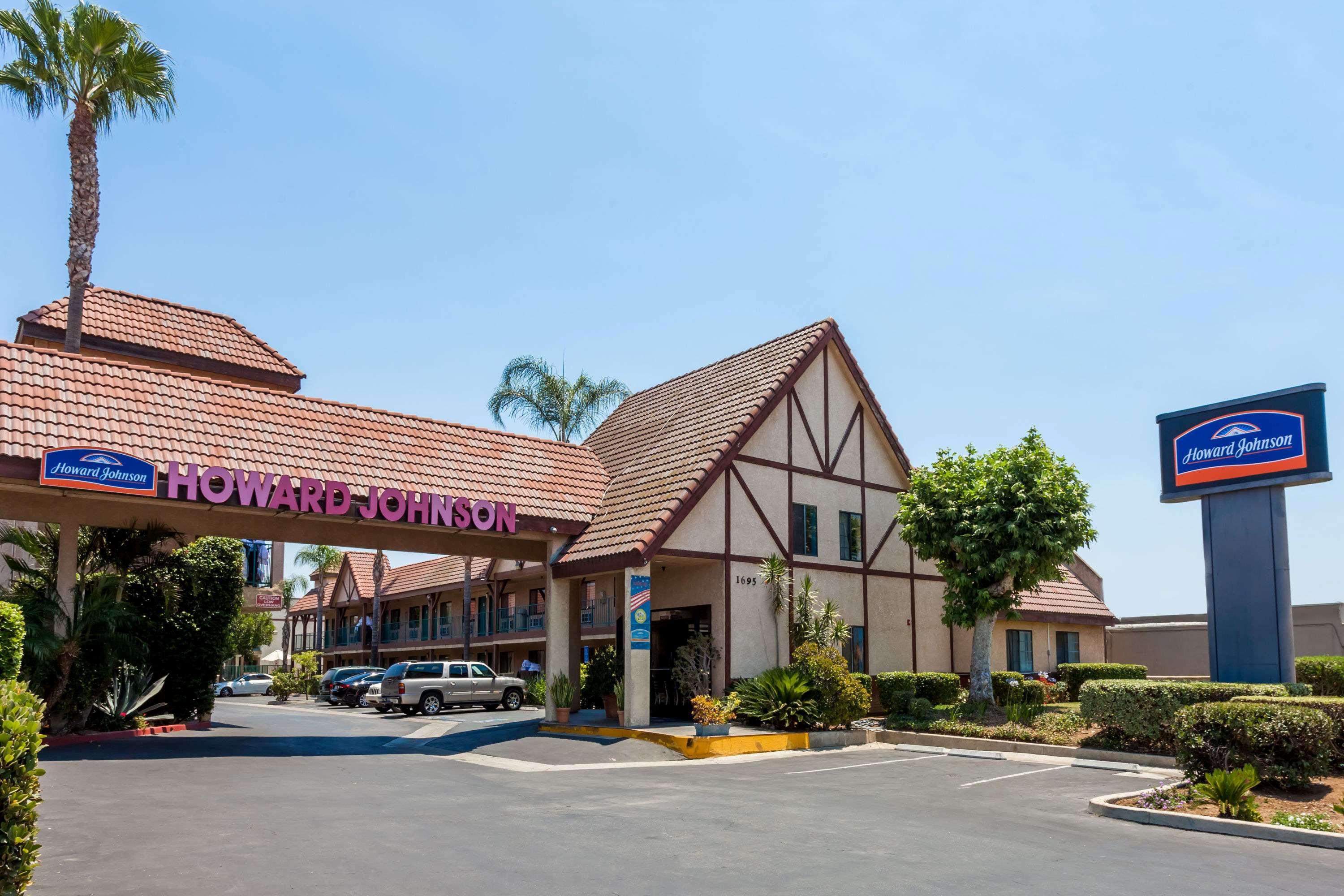 Howard Johnson By Wyndham Norco Exterior photo