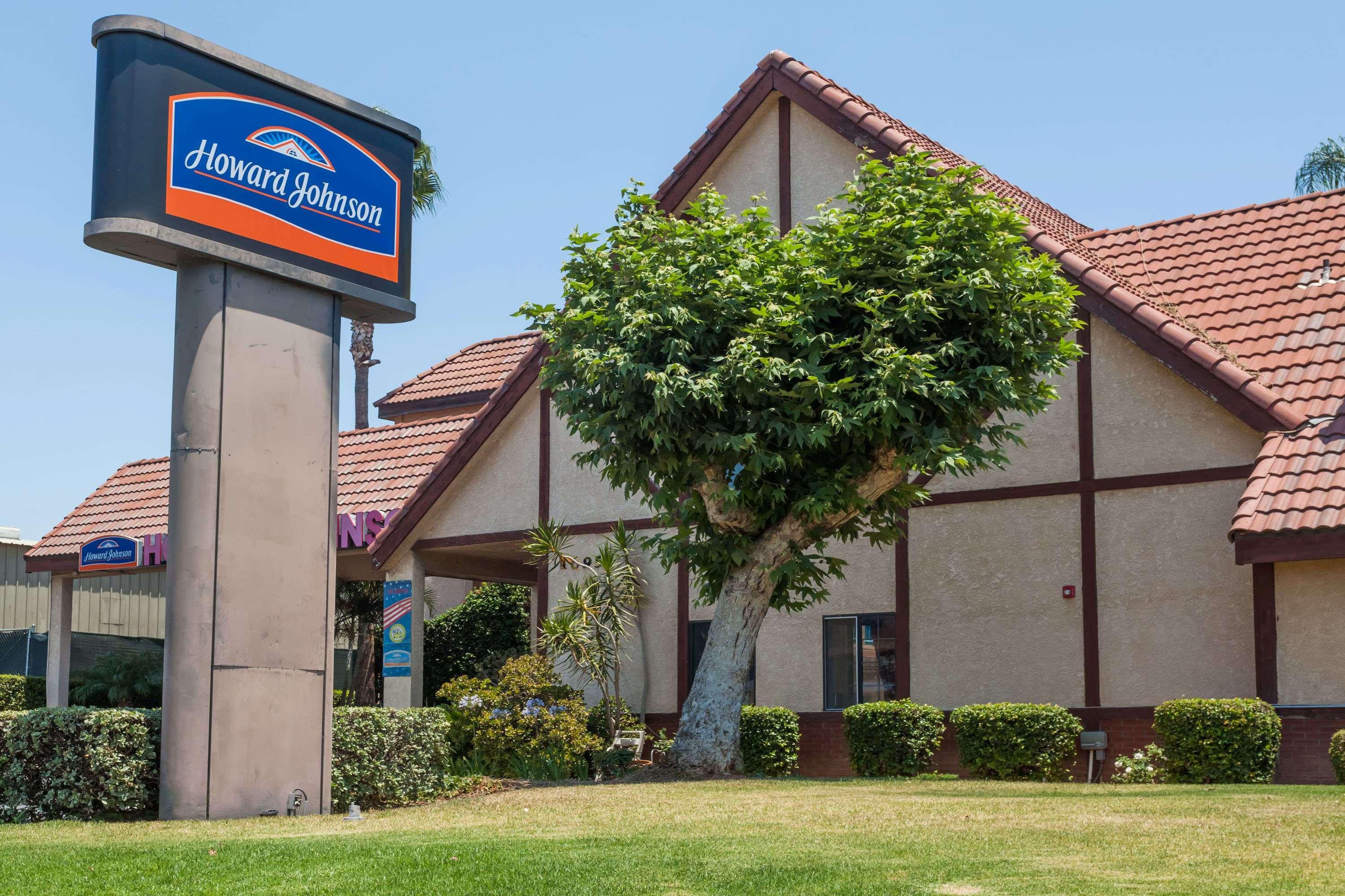 Howard Johnson By Wyndham Norco Exterior photo