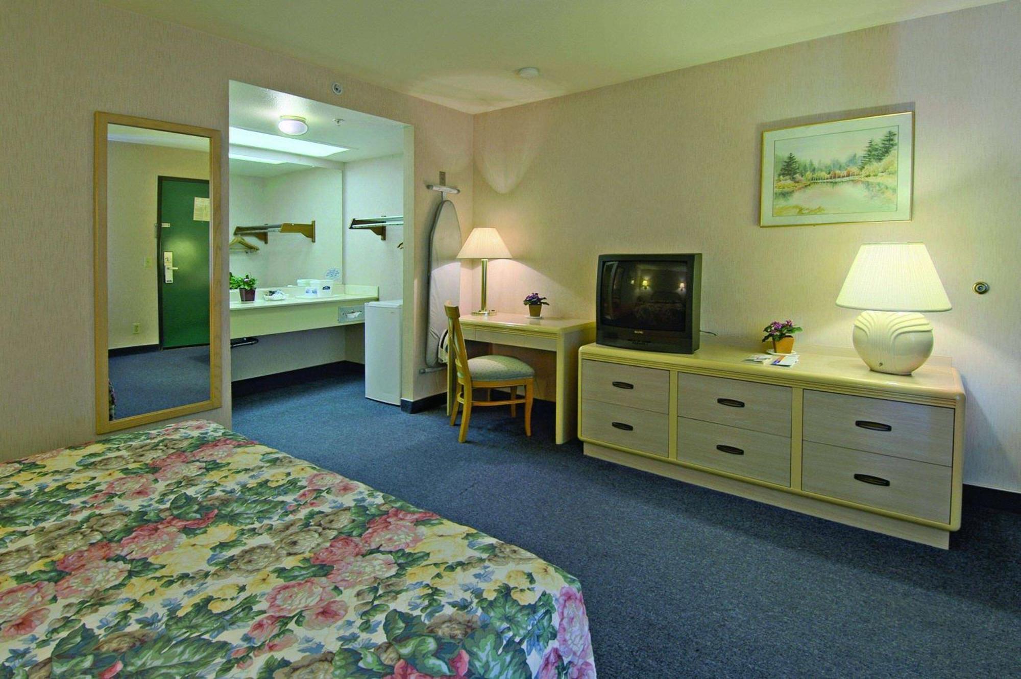 Howard Johnson By Wyndham Norco Exterior photo