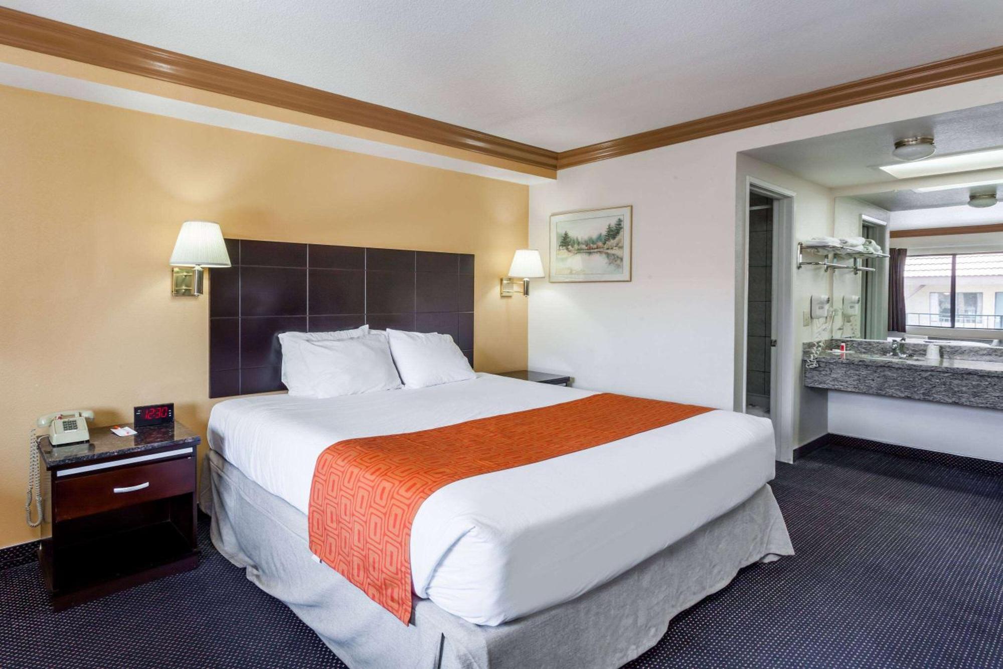 Howard Johnson By Wyndham Norco Exterior photo