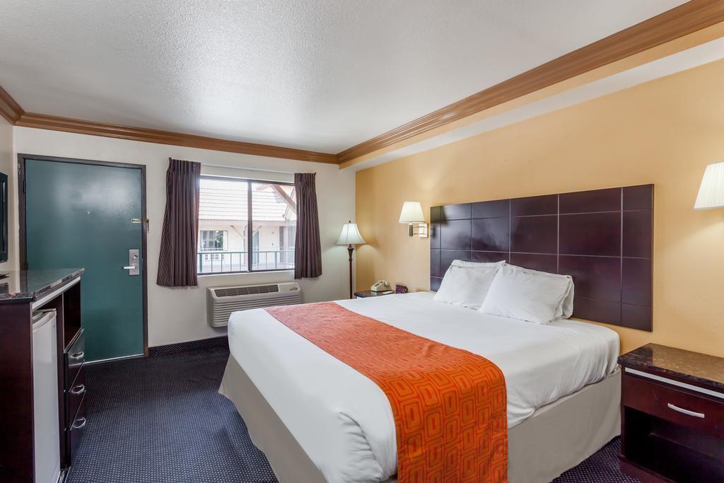 Howard Johnson By Wyndham Norco Exterior photo