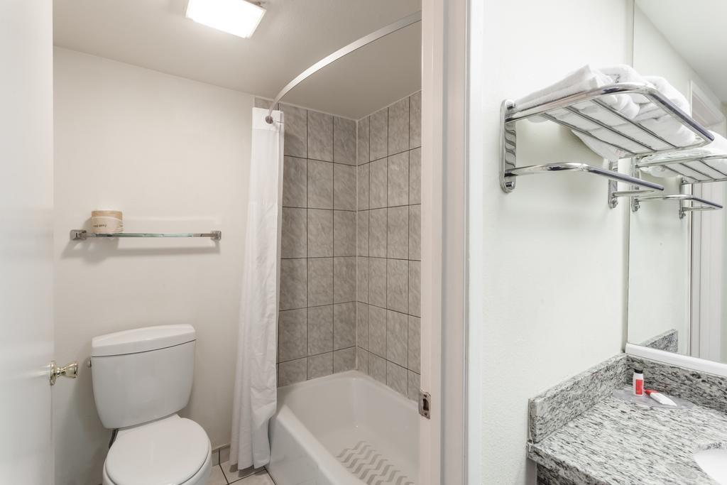 Howard Johnson By Wyndham Norco Exterior photo