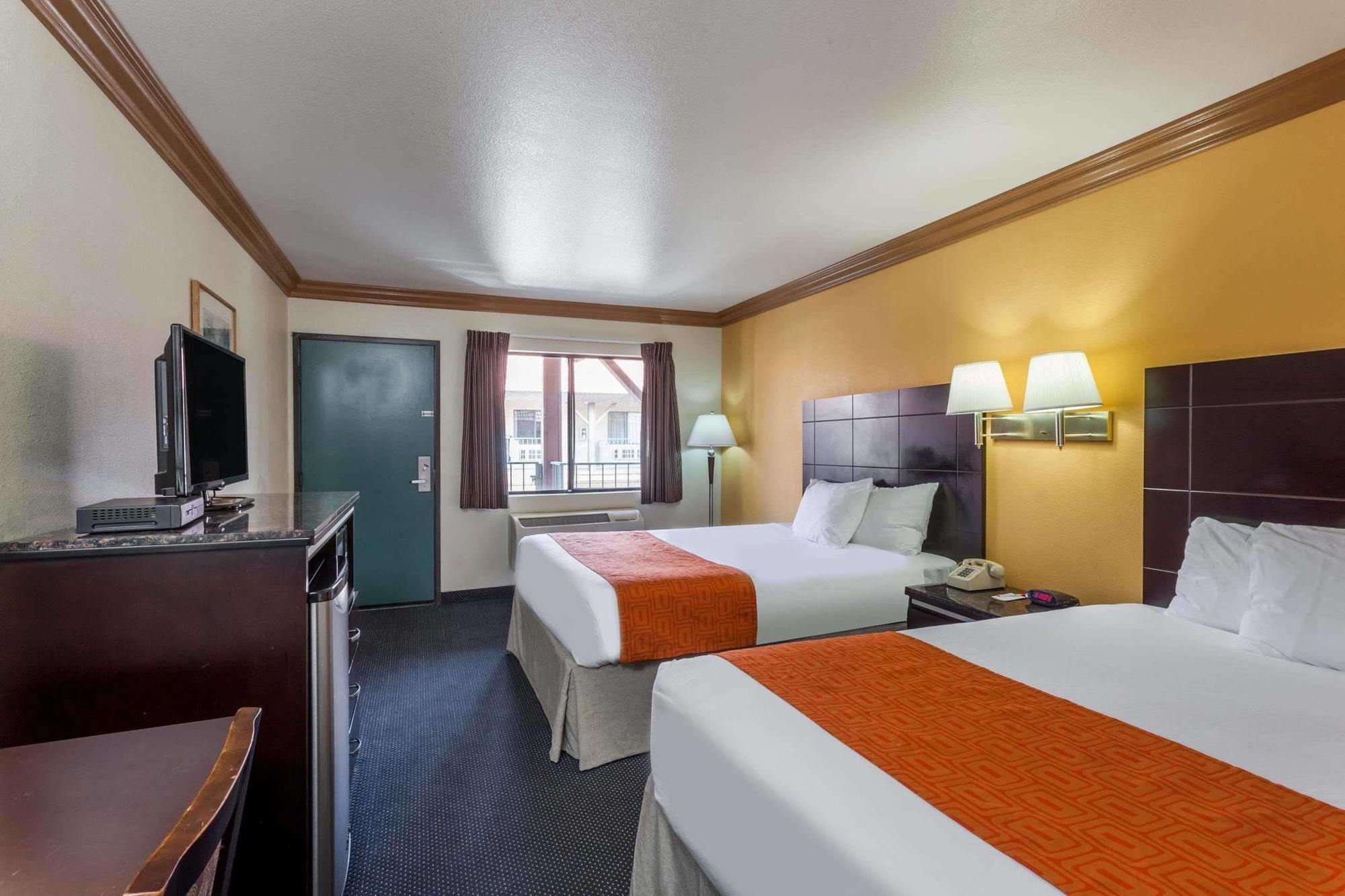 Howard Johnson By Wyndham Norco Exterior photo